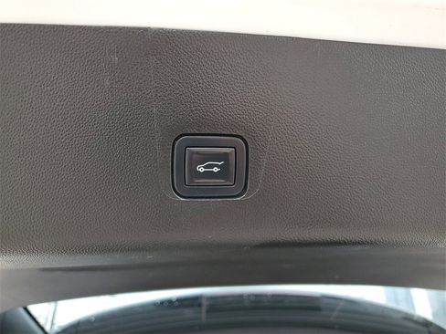 Used 2020 Chevrolet Traverse LT image 13