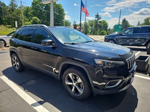 Used 2019 Jeep Cherokee Limited w/ Luxury Group AWD/4WD image 4