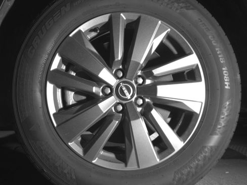 Used 2025 Nissan Pathfinder SV FWD image 12