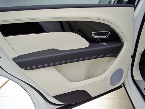 Certified 2023 Bentley Bentayga Extended Wheelbase image 50