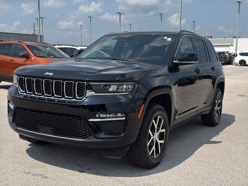 Used 2025 Jeep Grand Cherokee Limited AWD/4WD image 2