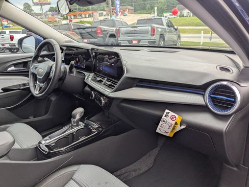 Used 2024 Chevrolet Trax LT w/ Sunroof Package FWD image 28
