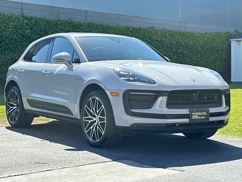 Certified 2025 Porsche Macan AWD/4WD image 10