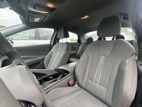 Used 2023 Hyundai Elantra SEL w/ Cargo Package FWD image 4