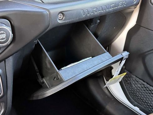 Used 2021 Jeep Wrangler Unlimited Rubicon image 36