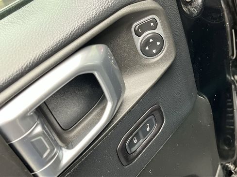 Used 2018 Jeep Wrangler Unlimited Sahara image 8