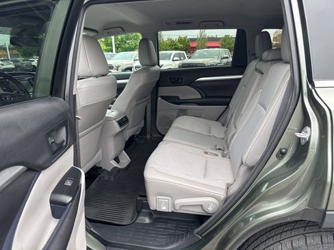 Used 2016 Toyota Highlander Plus AWD/4WD image 9