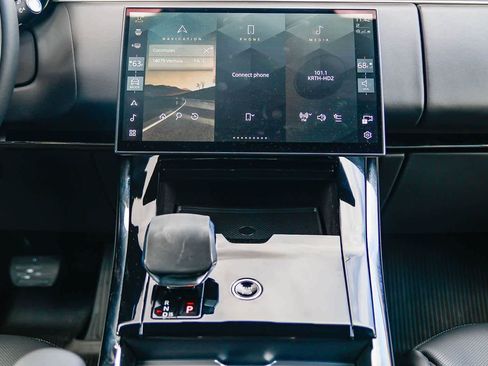 Used 2025 Land Rover Range Rover Sport SE image 13