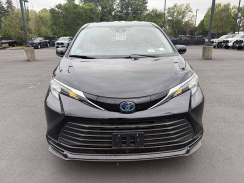 Used 2025 Toyota Sienna LE FWD image 8