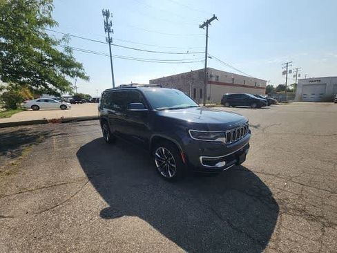 Used 2022 Jeep Wagoneer Series III w/ Premium Group I AWD/4WD image 7