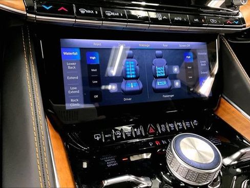 Used 2024 Jeep Grand Wagoneer Series III w/ Rear-Seat Entertainment Group AWD/4WD image 31