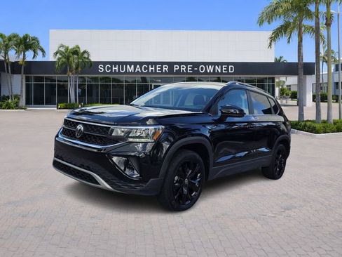 Used 2023 Volkswagen Taos SE w/ Panoramic Sunroof Package image 3