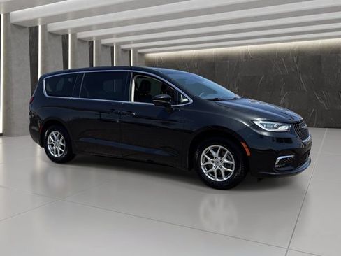 Used 2023 Chrysler Pacifica Touring-L FWD image 8