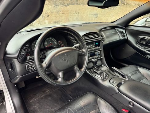 Used 2004 Chevrolet Corvette Coupe w/ Preferred Equipment Group RWD image 15