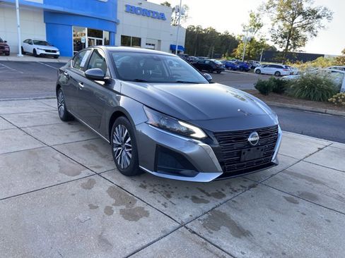 Used 2023 Nissan Altima 2.5 SV image 2