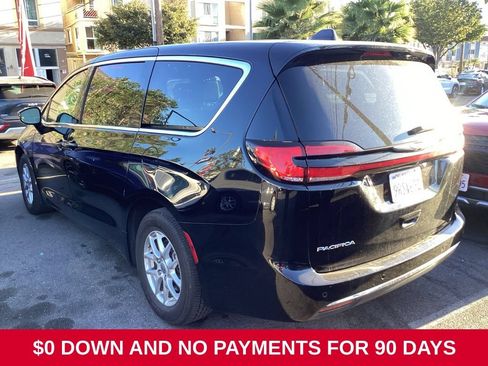 Used 2025 Chrysler Pacifica Select FWD image 6