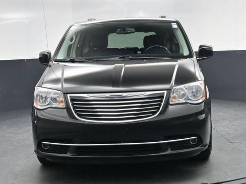 Used 2015 Chrysler Town & Country Touring image 11