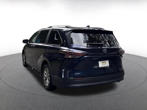 Used 2025 Toyota Sienna XLE FWD image 5