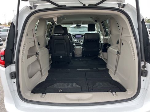 Used 2024 Chrysler Pacifica Touring-L image 25
