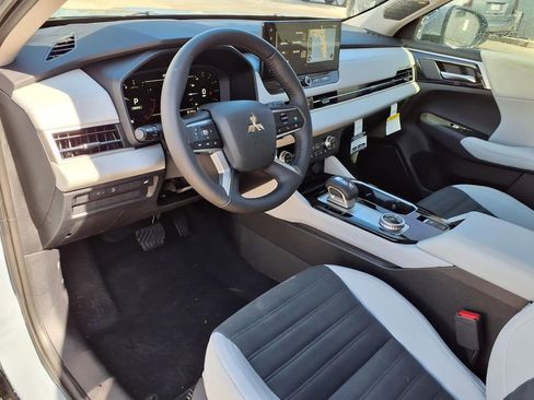 Used 2026 Mitsubishi Outlander SE FWD image 12