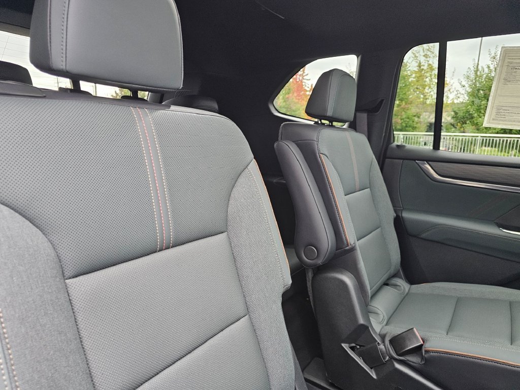 Used 2024 GMC Acadia AT4 w/ Luxury Package AWD/4WD image 13