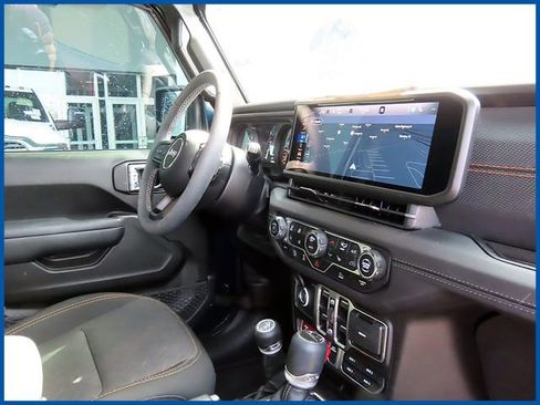 Used 2025 Jeep Gladiator Mojave w/ Convenience Group image 8