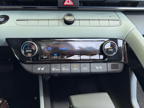Certified 2025 Hyundai Elantra Limited FWD image 18