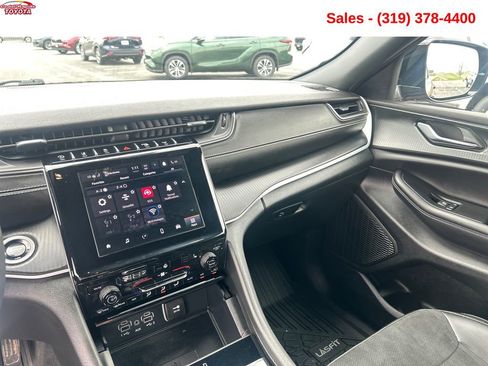 Used 2025 Jeep Grand Cherokee Altitude image 16