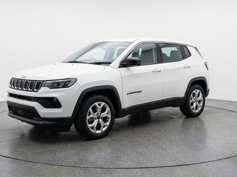 Used 2025 Jeep Compass Latitude image 3