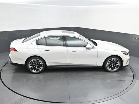 New 2027 BMW 530i RWD image 39