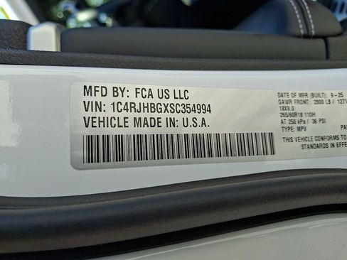 Used 2025 Jeep Grand Cherokee Limited AWD/4WD image 27