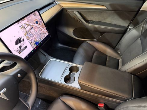 Used 2023 Tesla Model Y 2WD image 33