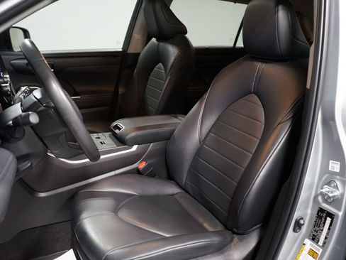 Certified 2024 Toyota Highlander XLE FWD image 27