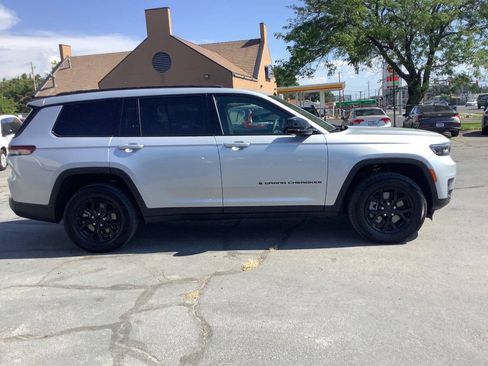 Used 2025 Jeep Grand Cherokee L Laredo AWD/4WD image 13