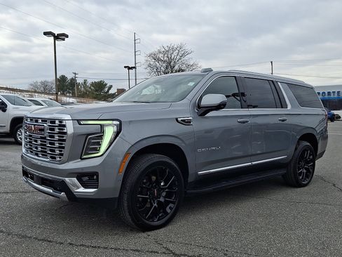 Used 2026 GMC Yukon XL Denali w/ Advanced Technology Package image 3
