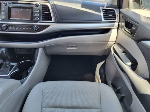 Used 2016 Toyota Highlander LE AWD/4WD image 27