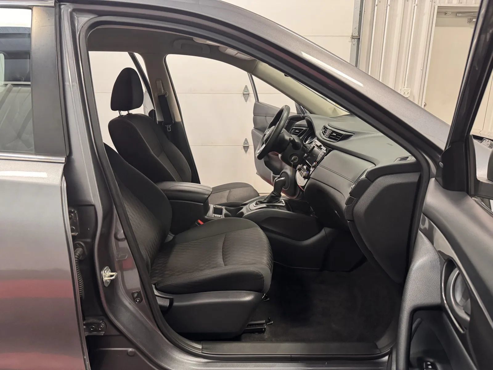 Used 2020 Nissan Rogue S FWD image 41