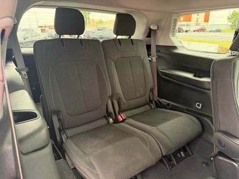 Used 2023 Jeep Grand Cherokee L Laredo image 5