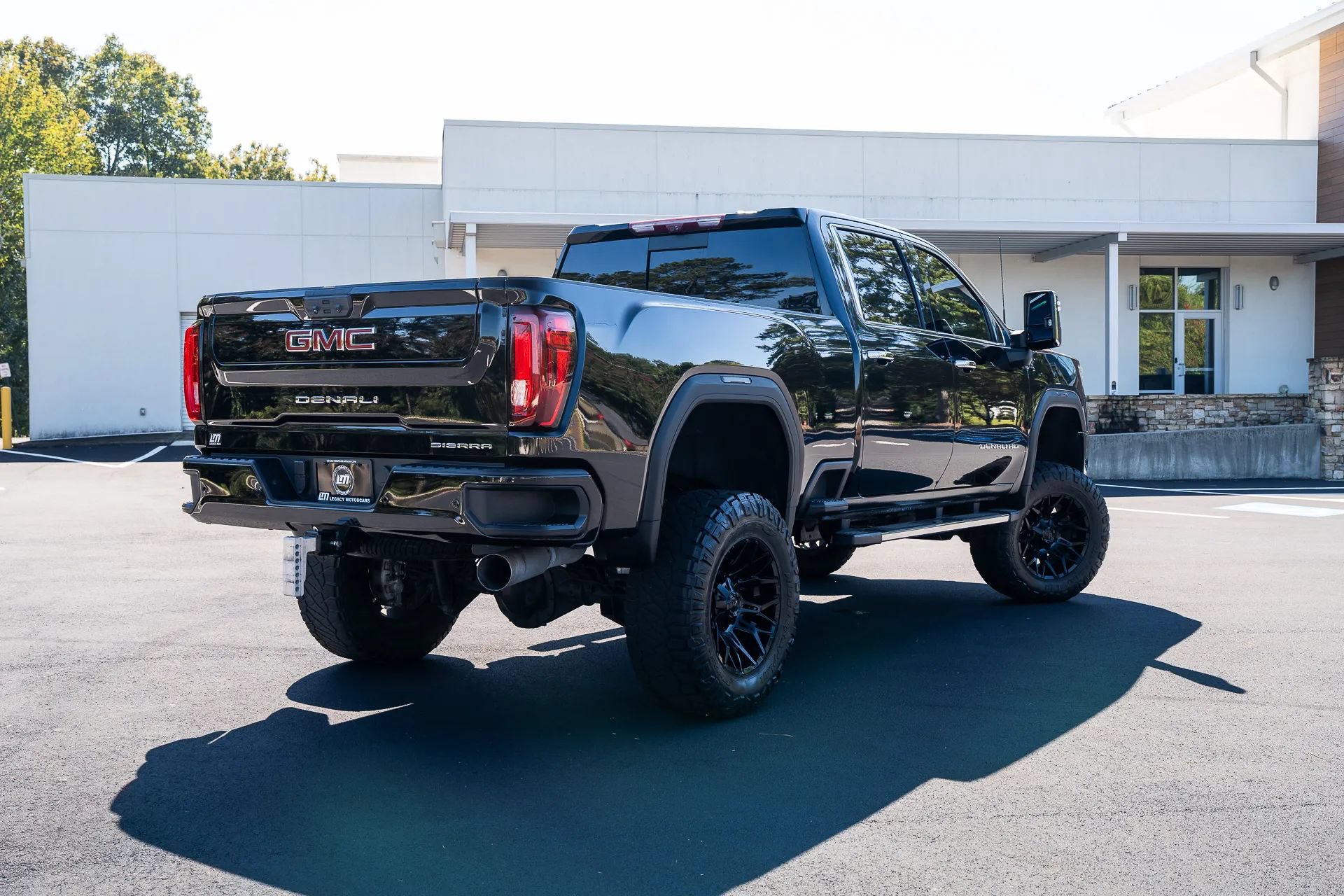 Used 2023 GMC Sierra 2500 Denali w/ Denali Ultimate Package AWD/4WD image 2