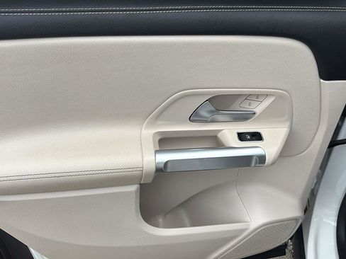 Used 2022 Mercedes-Benz GLB 250 image 16