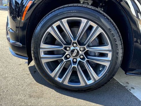 New 2026 Cadillac Vistiq Platinum image 13