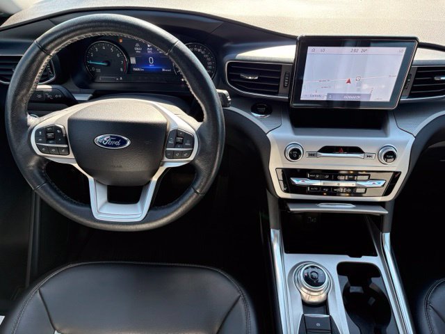 Used 2022 Ford Explorer XLT w/ XLT Sport Appearance Package AWD/4WD image 3