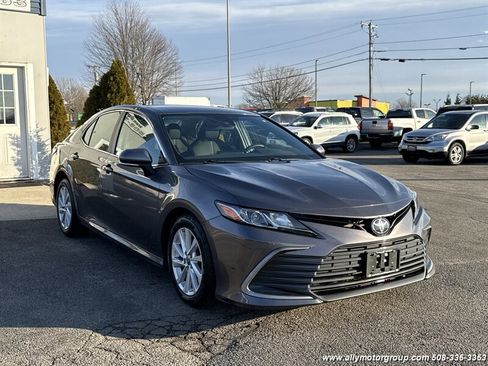 Used 2022 Toyota Camry LE image 3