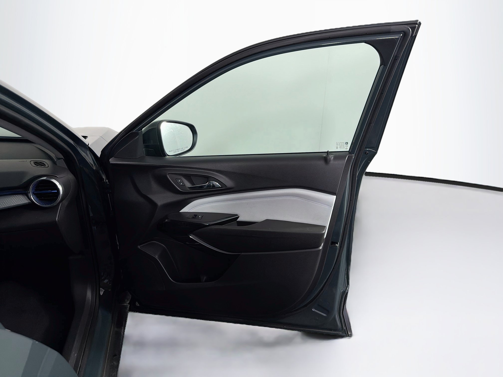 Used 2025 Chevrolet Trax LT FWD image 31