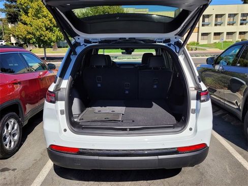 New 2025 Jeep Grand Cherokee Altitude image 16