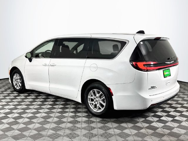 Used 2023 Chrysler Pacifica Touring-L FWD image 6