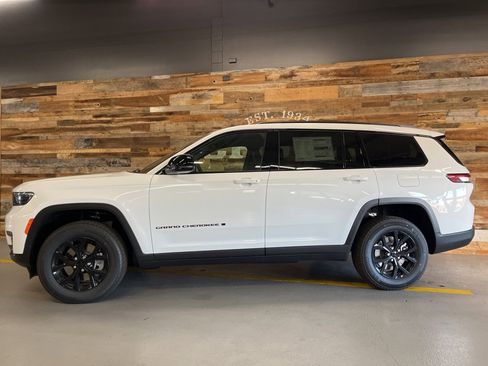 New 2025 Jeep Grand Cherokee L Altitude image 21