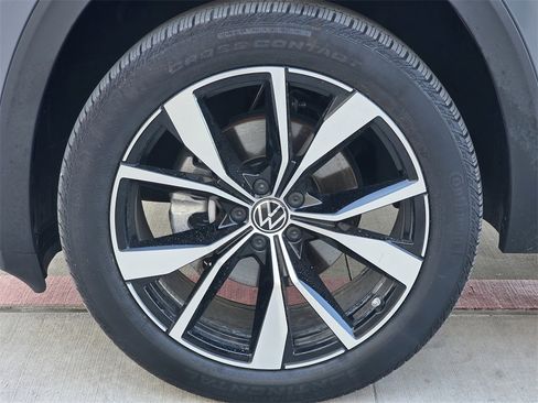 Used 2025 Volkswagen Atlas Cross Sport SEL Premium R-Line image 11