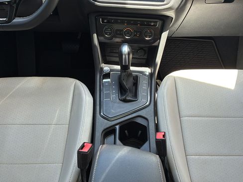 Used 2021 Volkswagen Tiguan SE w/ Panoramic Sunroof Package FWD image 23