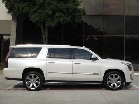 Used 2016 Cadillac Escalade ESV Luxury image 3